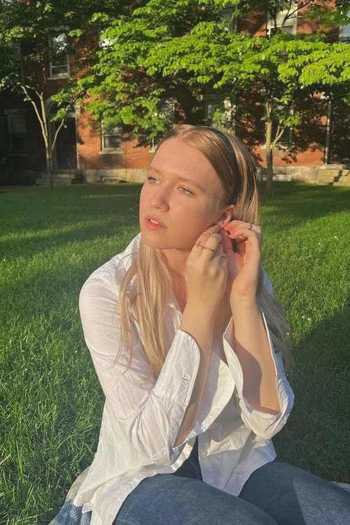 Amity Dolore as Wren Lookalike