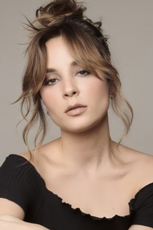 Juliana Lohmann as Luciana