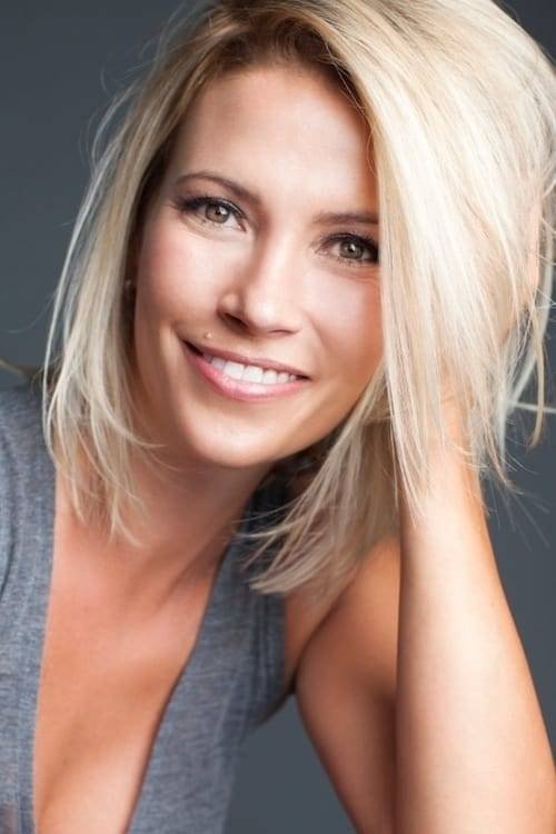 Jacque Gray as Riley Sanders