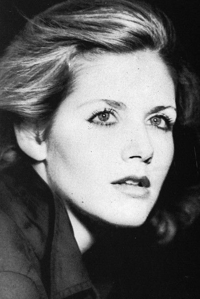 Emanuela Barattolo as Lady at station