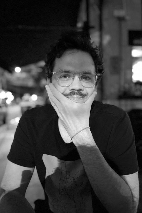 Aron Matschulat Aguiar as Narrator