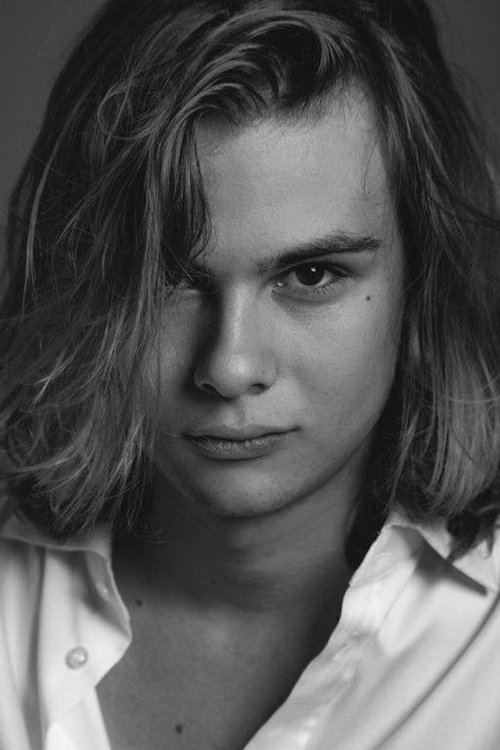 Giulio Pranno as Angelo