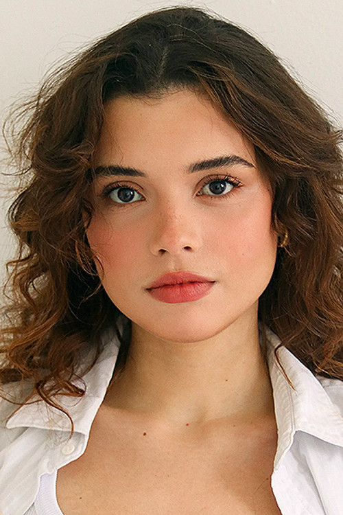 Julia Lemos as 