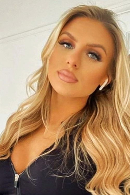 Chloe Burrows as Self - Contestant