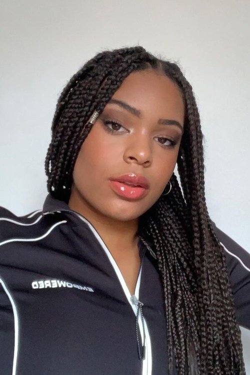 Chloë Behiels as Aïsha