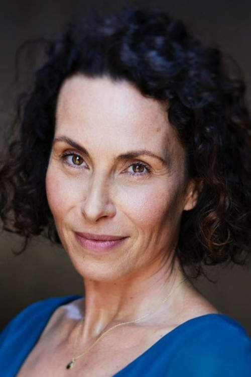 Aimée Gneist as Julia