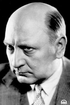 Léon Belières as The President of the old comedians