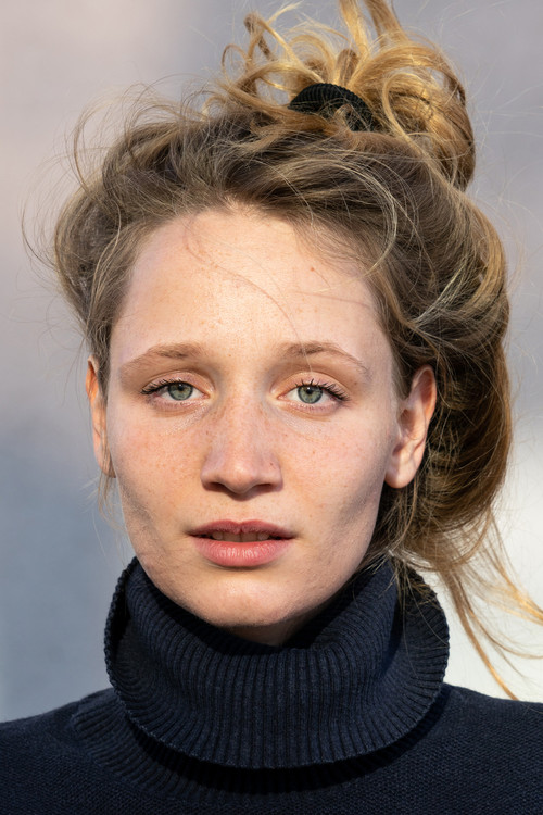 Lili Winderlich as Junge Frau