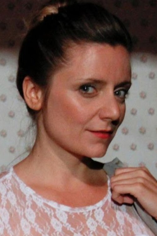 Paula Manzone as Juana