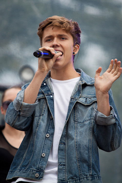 Ian Thomas as Bobbie views