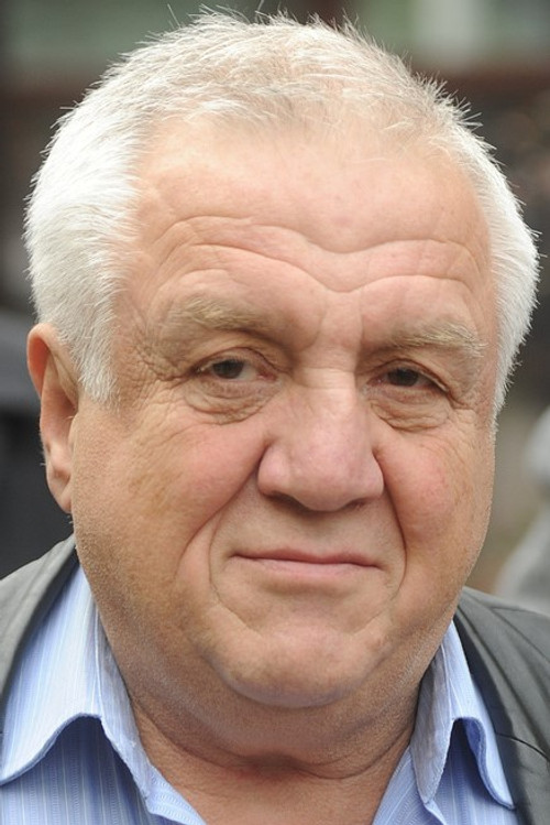 Aleksandr Pavlovskiy as Entertainer