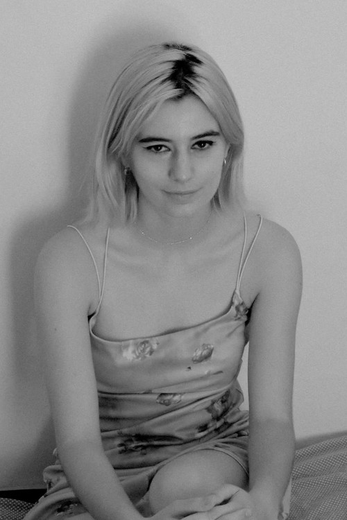 Lina Kountoura as Airport Employee