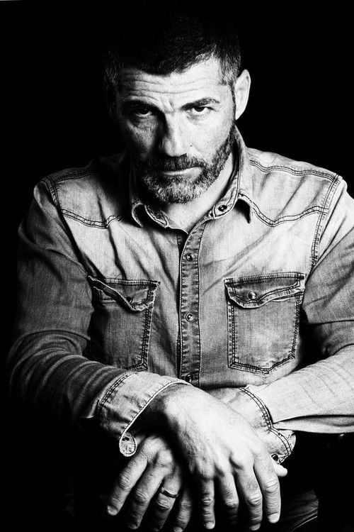 Francesco Baldi as Dario