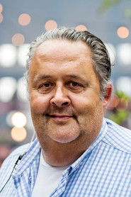 Julius Jaspers as Snack bar owner