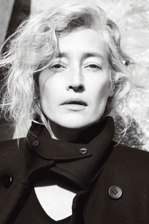 Marie-Sophie Wilson as Hélène