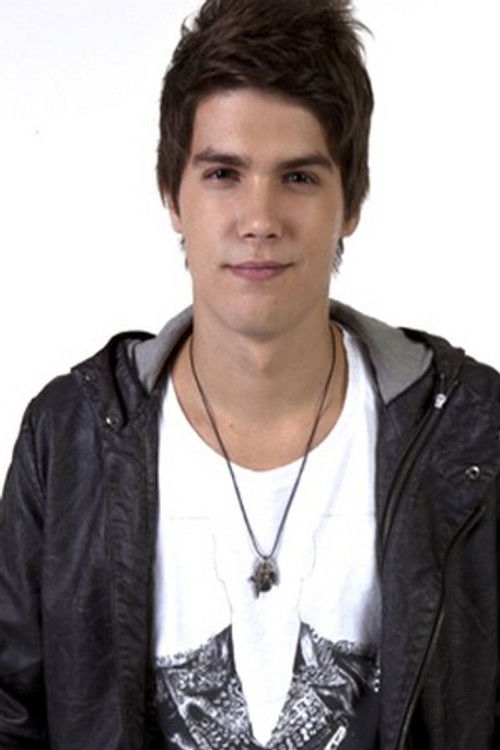 Emílio Eric Surita as Beto