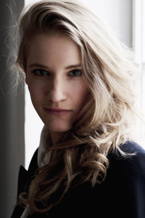 Elisabeth Umlauft as Anja