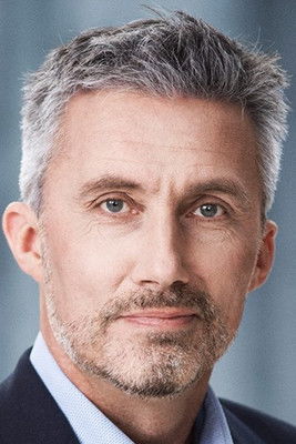 Morten Løkkegaard as Vært