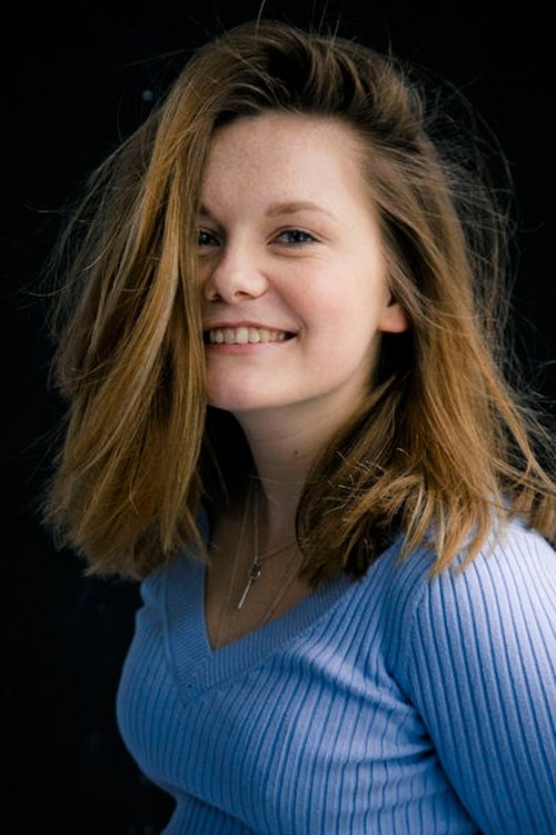 Alina Freund as Anna