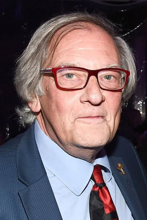 Donald Ranvaud as Policía