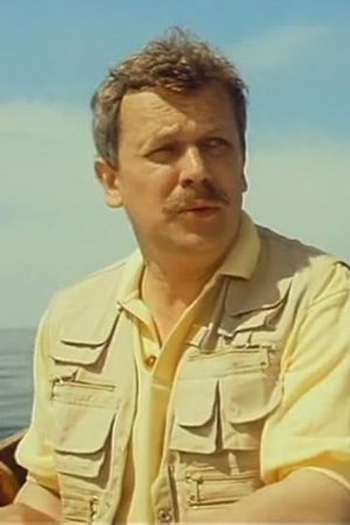 Nils Moritz as Argus, christmas tree salesman