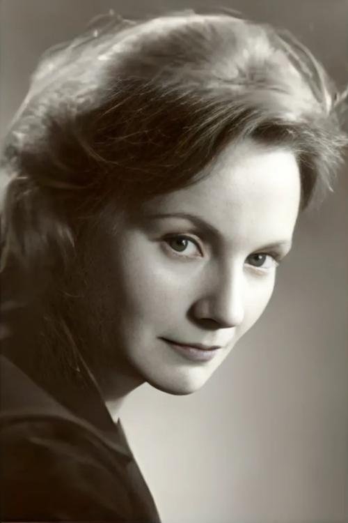 Dilys Hamlett as Mrs. Sanford