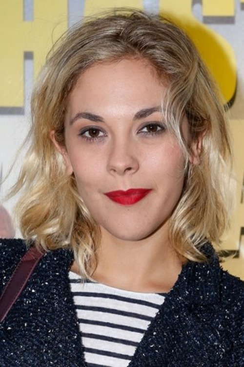 Alysson Paradis as La femme du patron de la boutique de surf