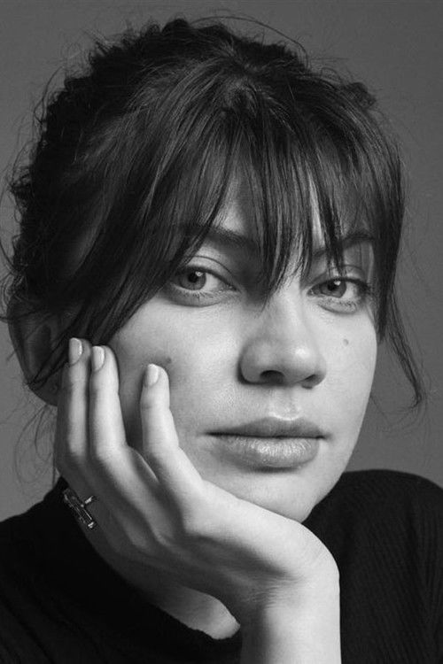 Masha Kondakova as Professeure russee