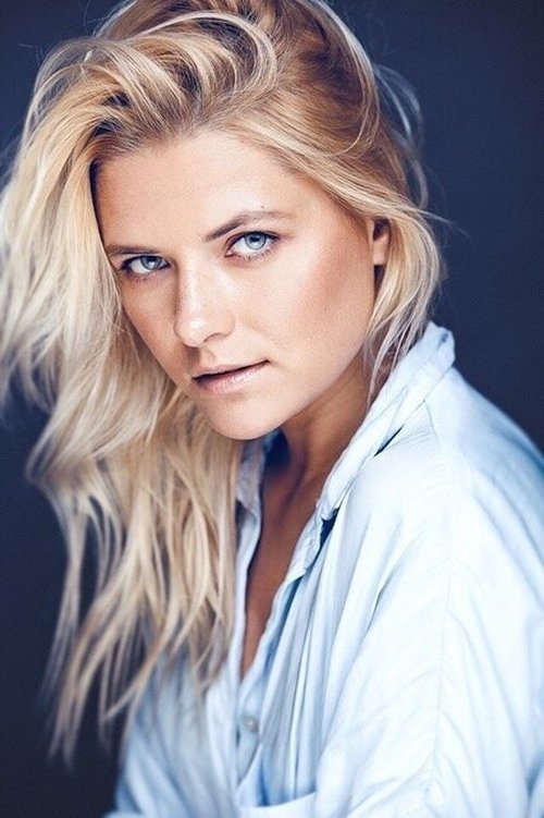 Yulia Kirillova as Julia