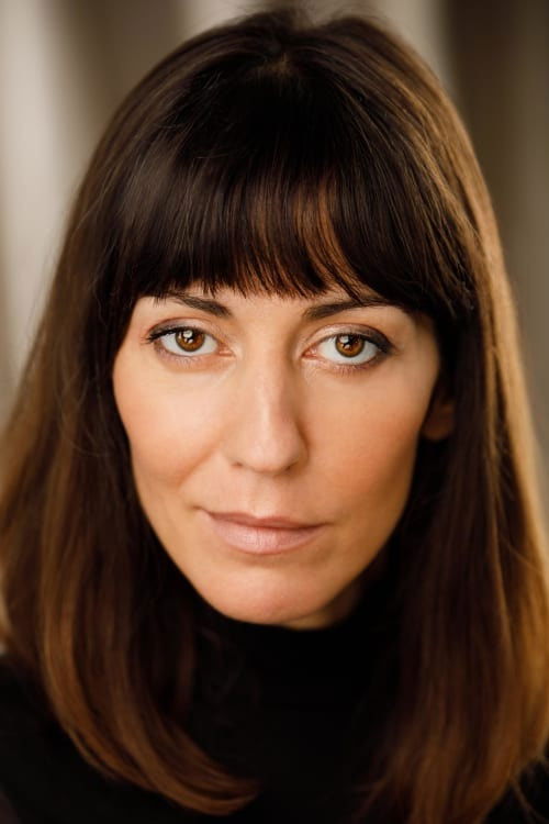 Andreea Păduraru as Annie Hartley