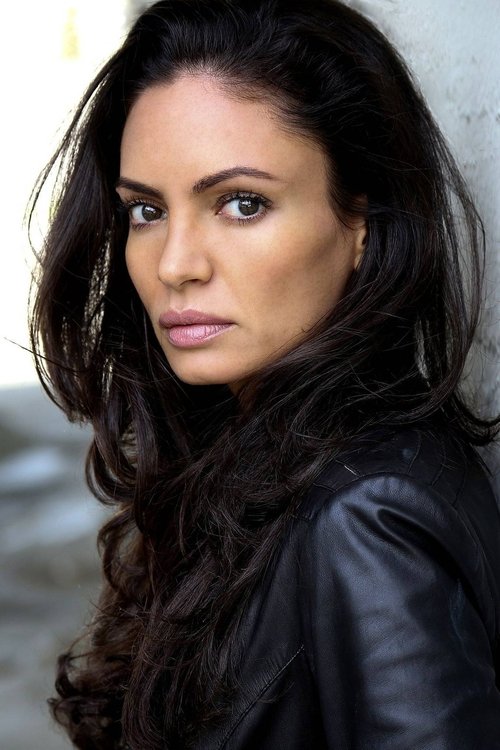 Sandra Luesse as Zoe