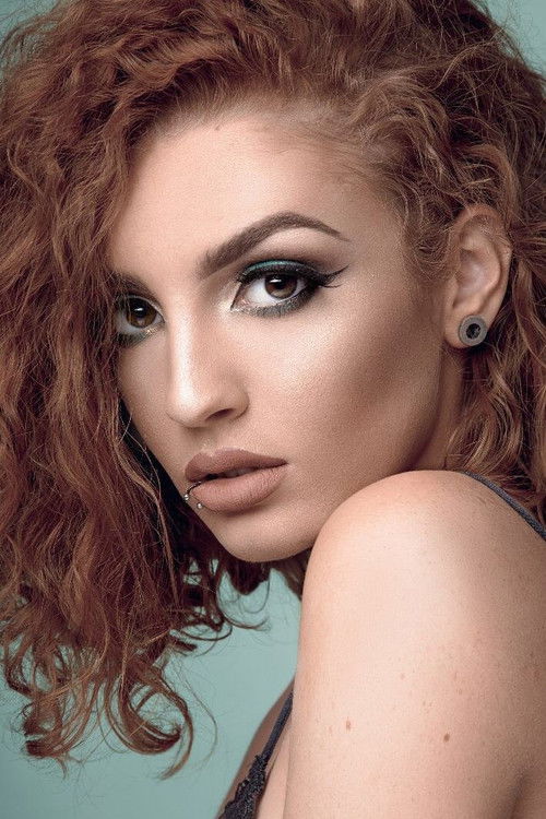 Artemisa Kusi as Valeria