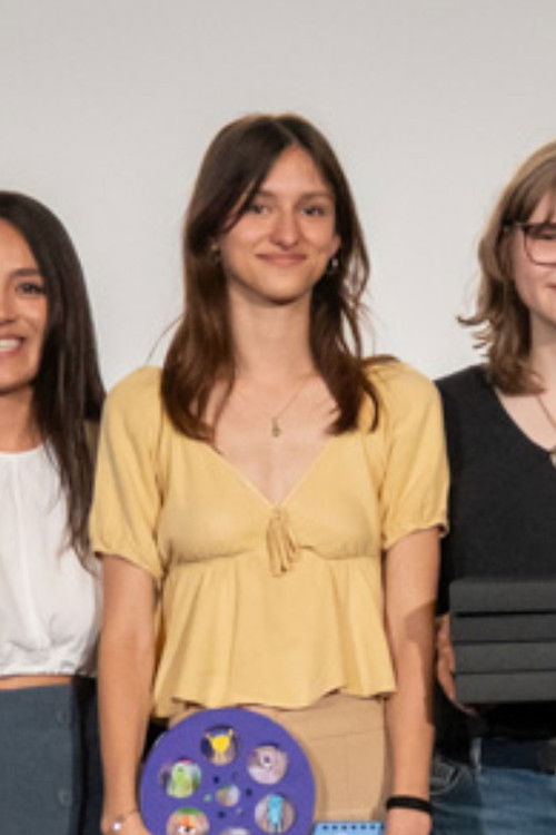 Margaux Plume as Serveuse