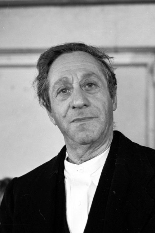 Michał Szwejlich as Jewish Man by the Ladder