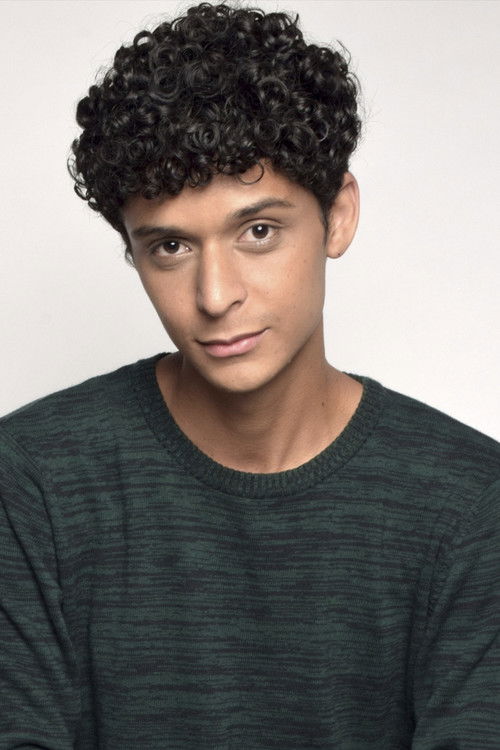 Lucas Alves as Garçom