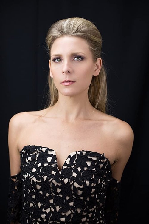 Michelle Lang as Janice