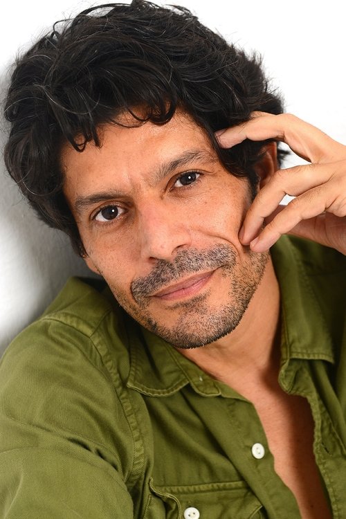 Lourinelson Vladmir as Capitão