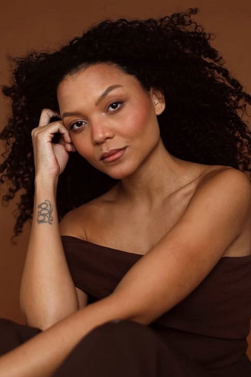 Kamila Amorim as Cecília