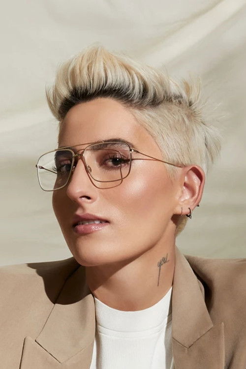 Maca Carriedo as Host