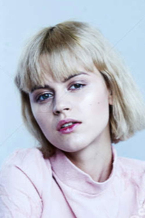 Sally Olsen as Missionär