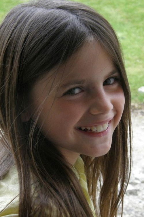 Léana Doucet as Little girl drawing