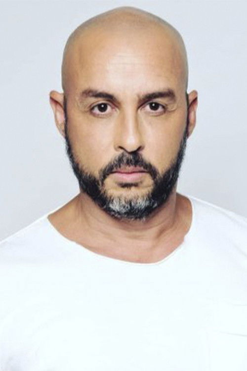 Gilbert Magalhães as Max Xavier