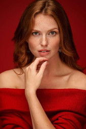 Emma Falcon as Leslie Morris