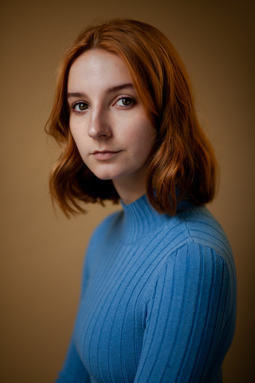 Toto Bruin as Teenage girl