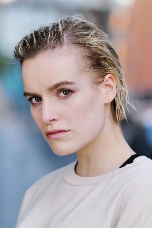 Leonie Landa as Eva Widmann