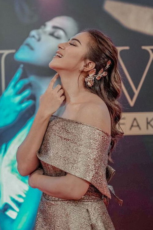 Dita Fakhrana as Host