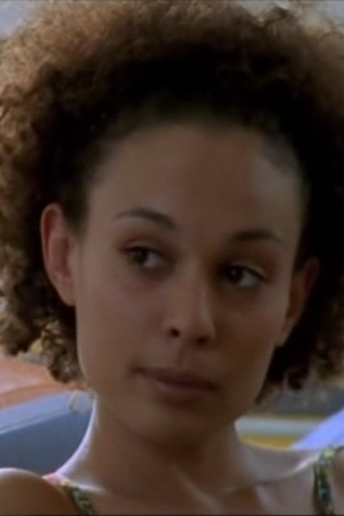 Salomé Cox as Axelle