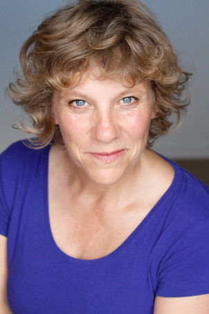 Denise Snoad as Elizabeth