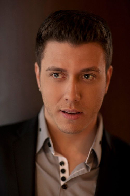 Daniel Gravelli as Recepcionista