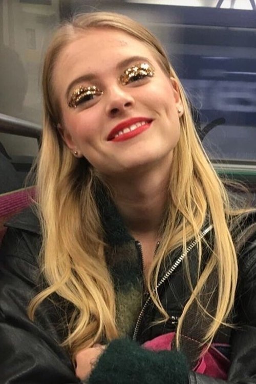 Eva Niewdanski as Lisa adolescente